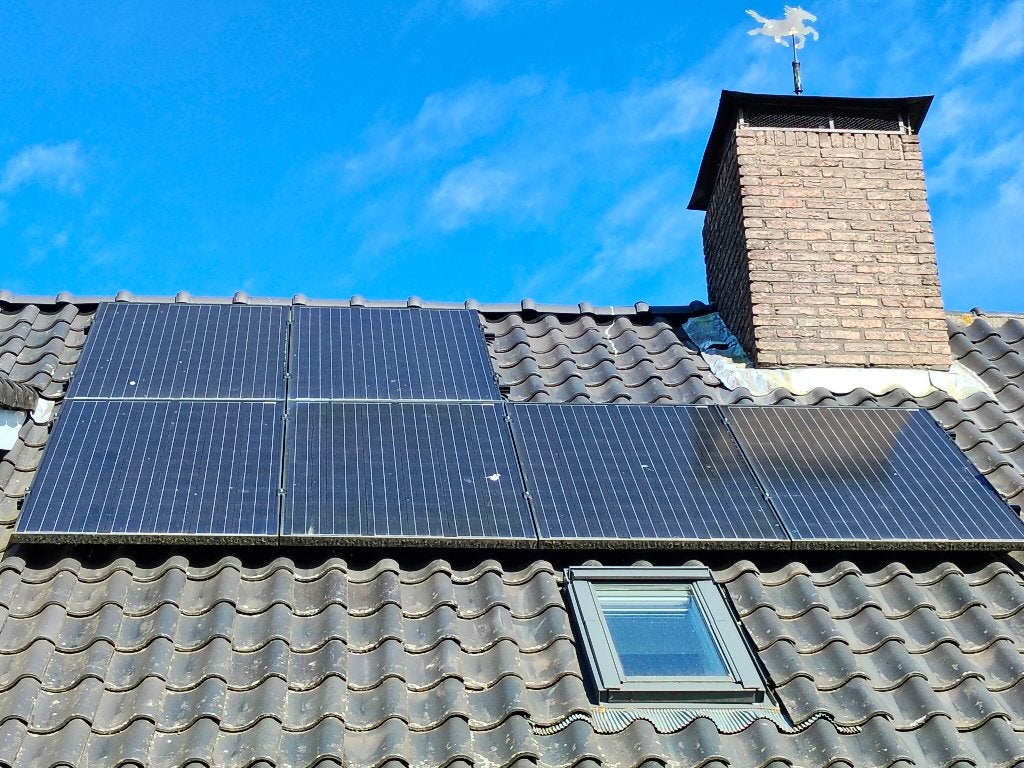 Gebruikte zonnepanelen + omvormer, Doe-het-zelf en Verbouw, Zonnepanelen en Toebehoren, Ophalen, Gebruikt, Compleet systeem