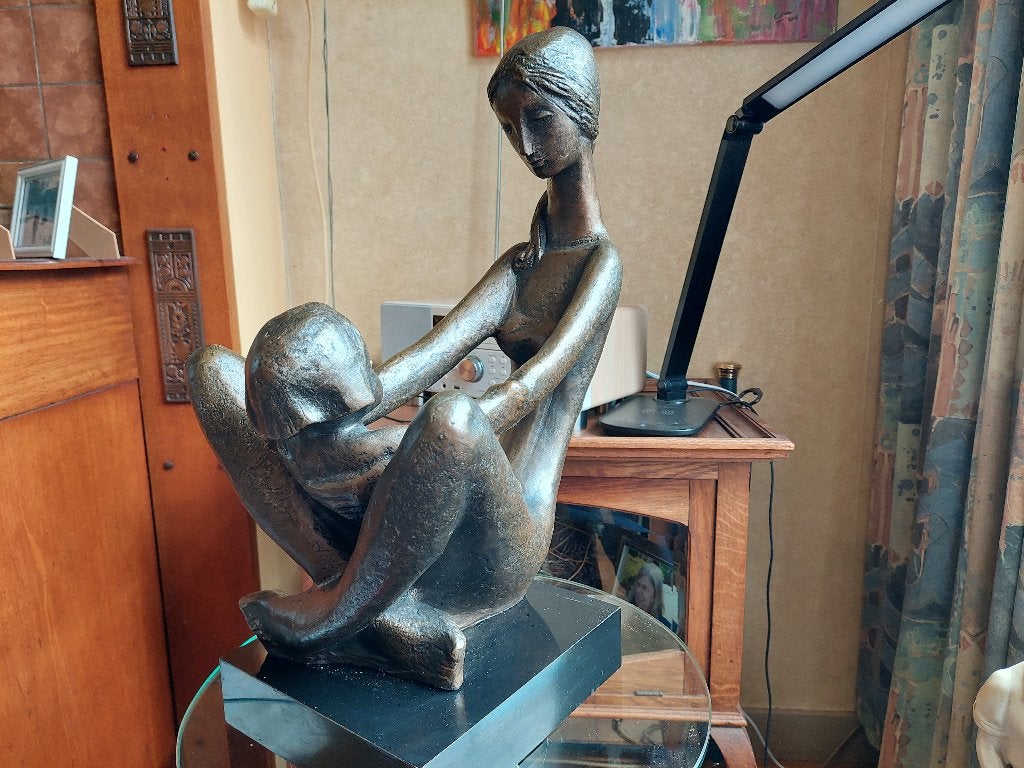 Moeder met kind / Austin prod. Inc. 1970 / 62 cm. hoog, Handgemaakt, Steen of Keramiek, Scène, Beeld