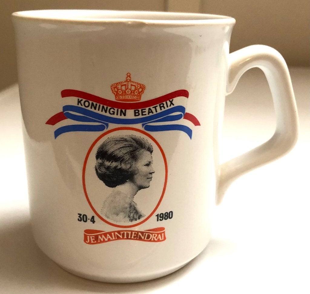 Beker mok Koningin Beatrix 30 april 1980, Ophalen, Zo goed als nieuw, Nederland, Servies