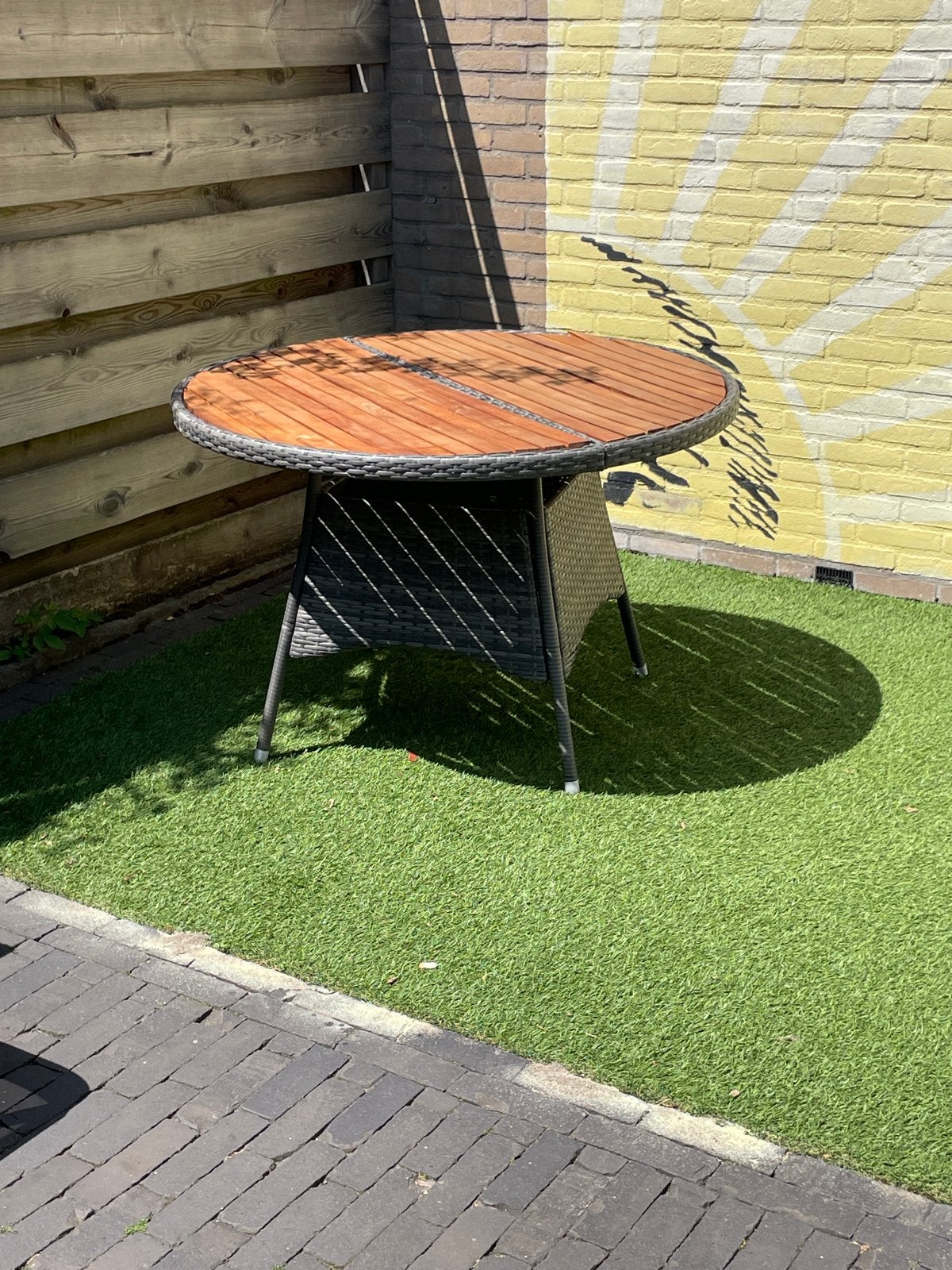 Ronde tuintafel met houten blad en wicker onderstel, Tuin en Terras, Tuintafels, Ophalen, Gebruikt, Rond, Hout