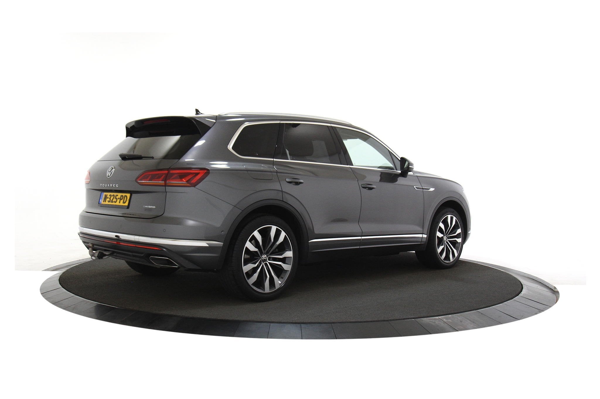 Volkswagen Touareg 3.0 TSi eHybrid 4MOTION Pano Trekhaak Lee, Automaat, Gebruikt, Euro 6, 2327 kg