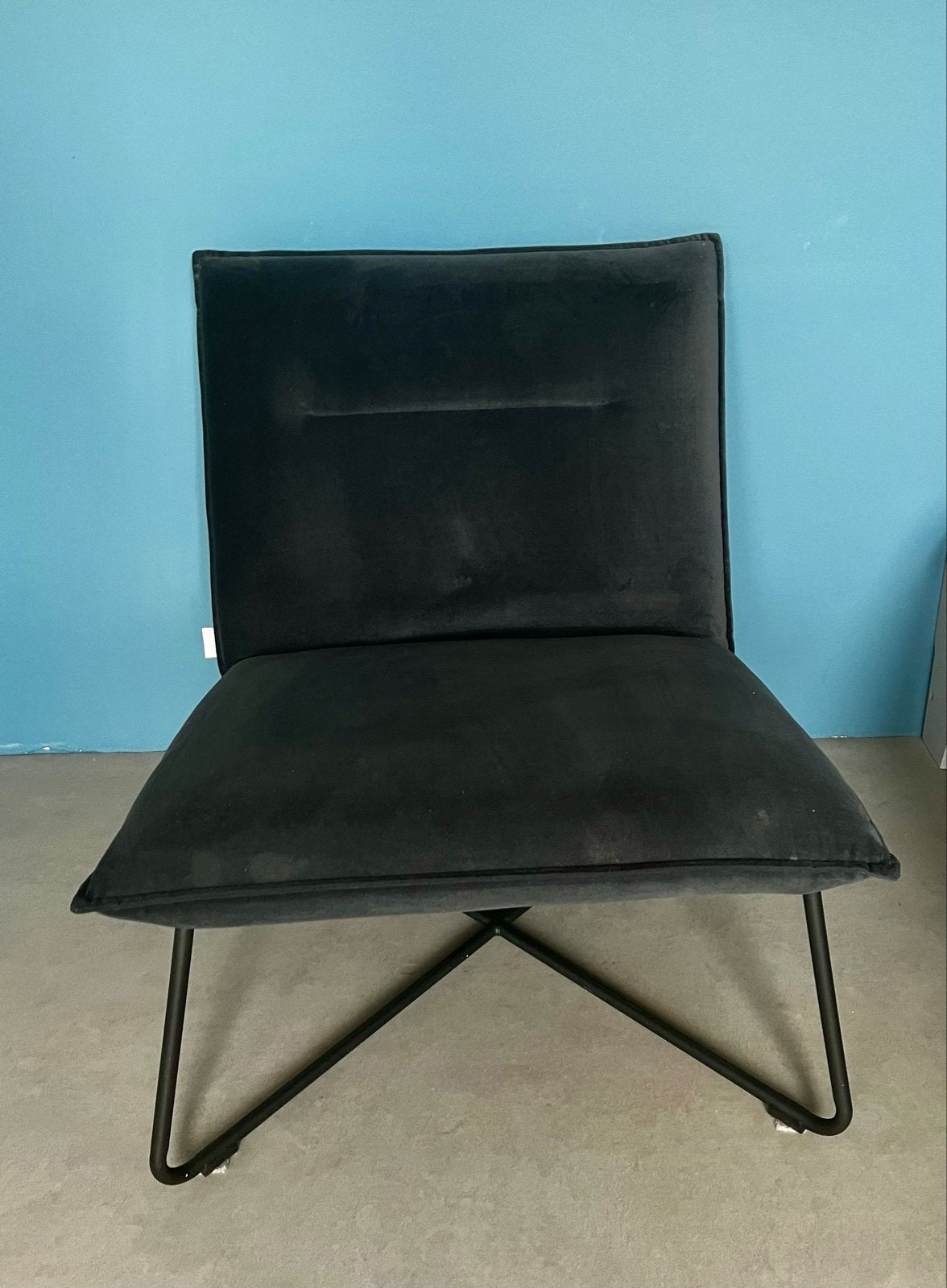 Donkerblauw fluweel Sotrue loungestoel met metalen onderstel, Huis en Inrichting, Gebruikt, Blauw, Ophalen of Verzenden, Eén
