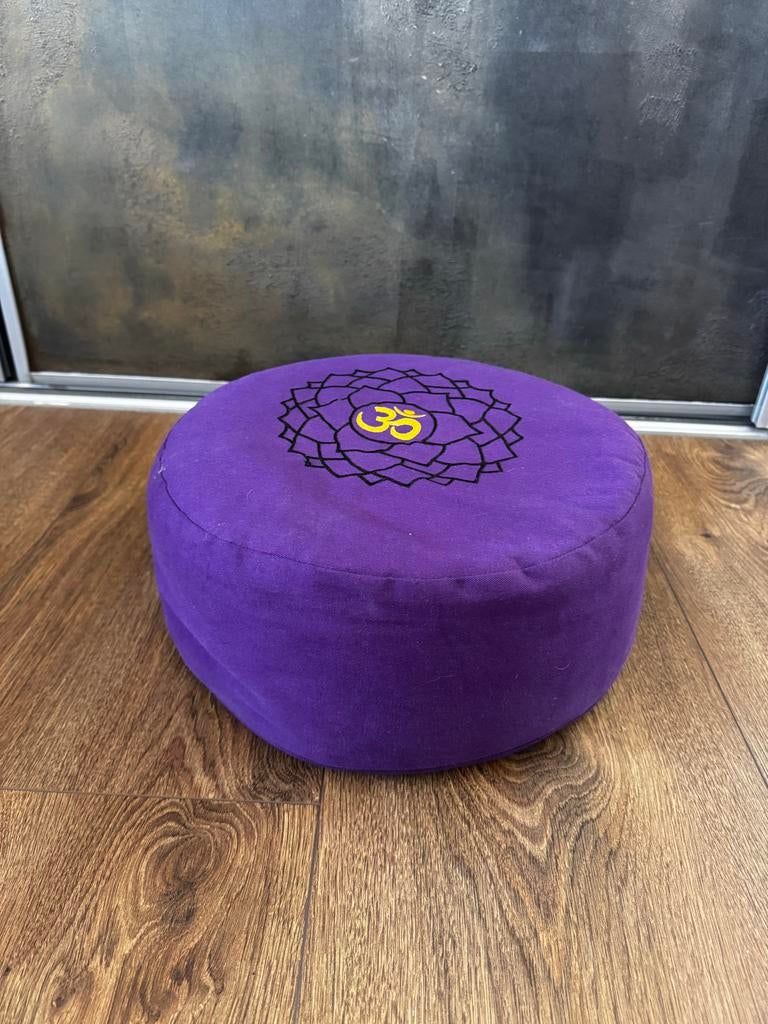 Paars meditatiekussen met Om-symbool, Sport en Fitness, Yoga en Pilates, Ophalen of Verzenden, Zo goed als nieuw, Yoga-accessoire