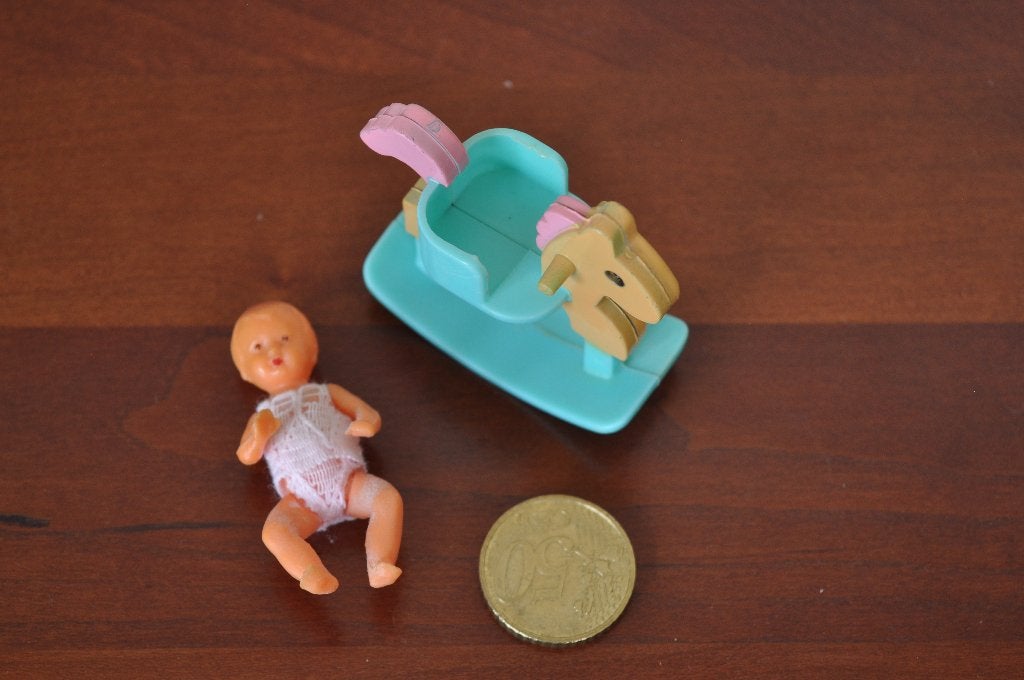Vintage ES Baby Popje '50 op Hobbelpaard 6 cm, Ophalen of Verzenden, Pop