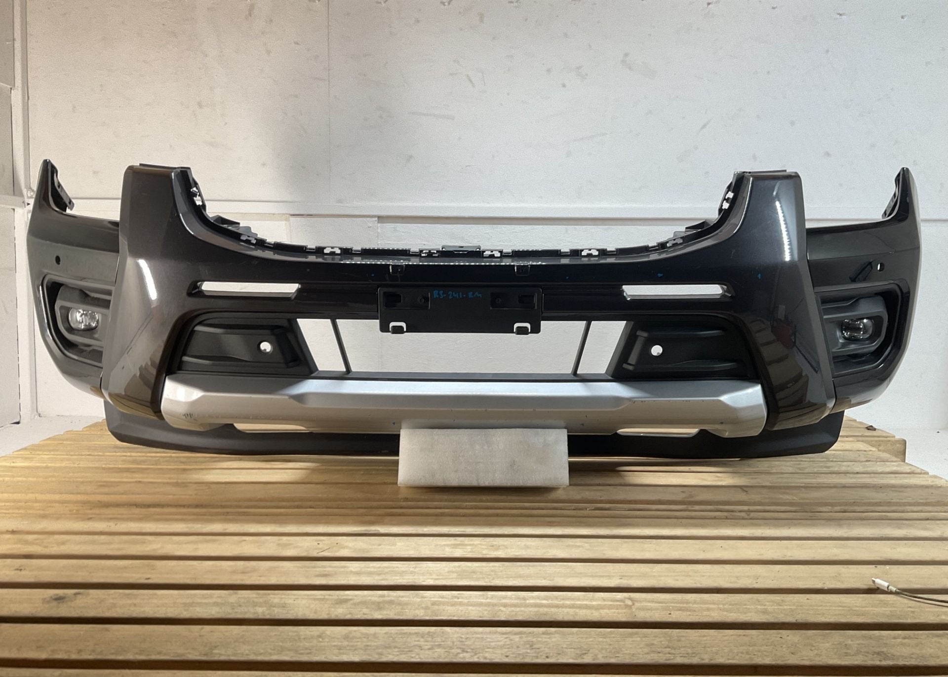 Bumper Ford Ranger IV MK4 24-26 N1WB-17C831-HAW Voorbumper R, Gebruikt, Voor, Info@ford.com, Ophalen of Verzenden