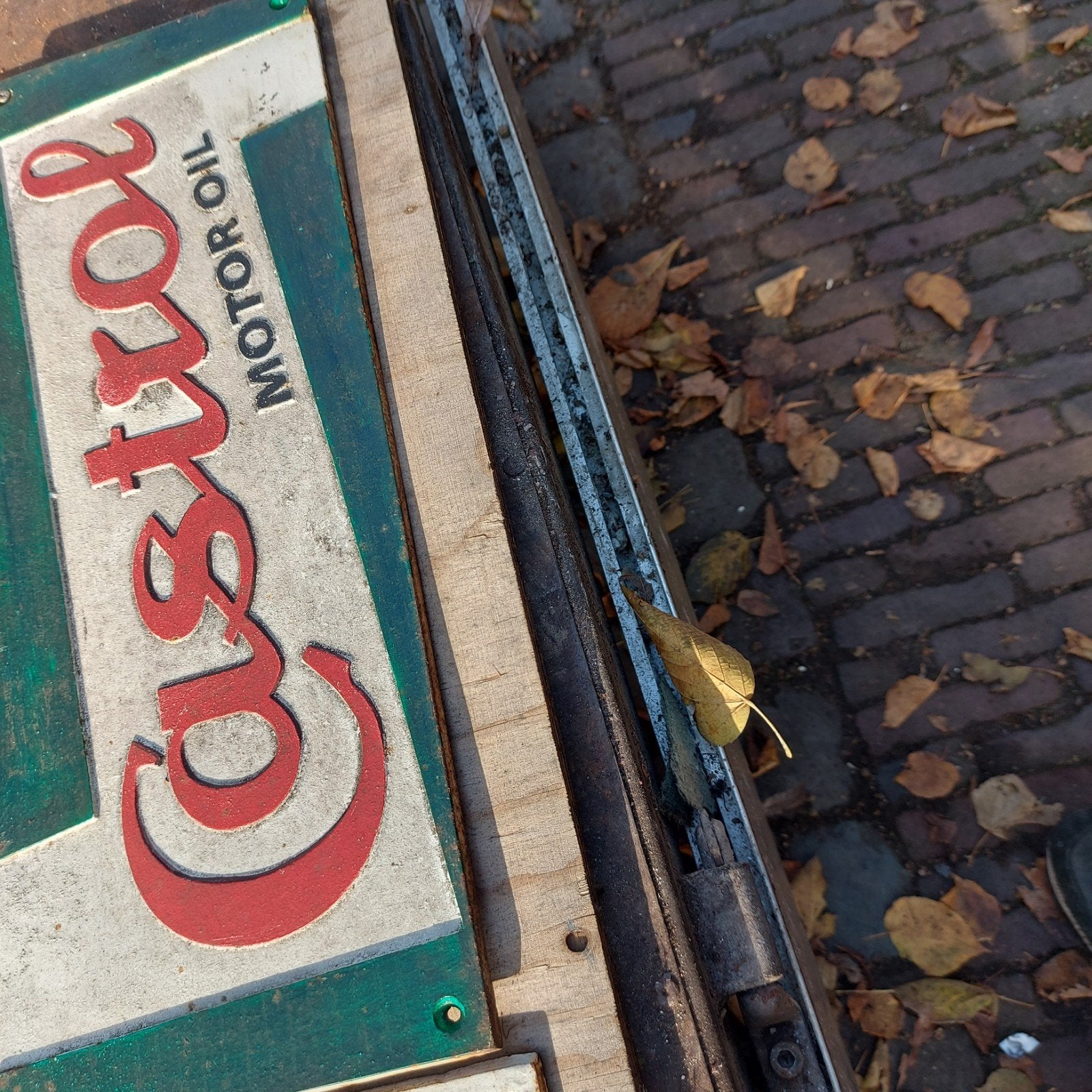 oude plaat gietijzer CASTROL motor oil ca 50 x18x 1 cm, Ophalen of Verzenden, Gebruikt, Reclamebord