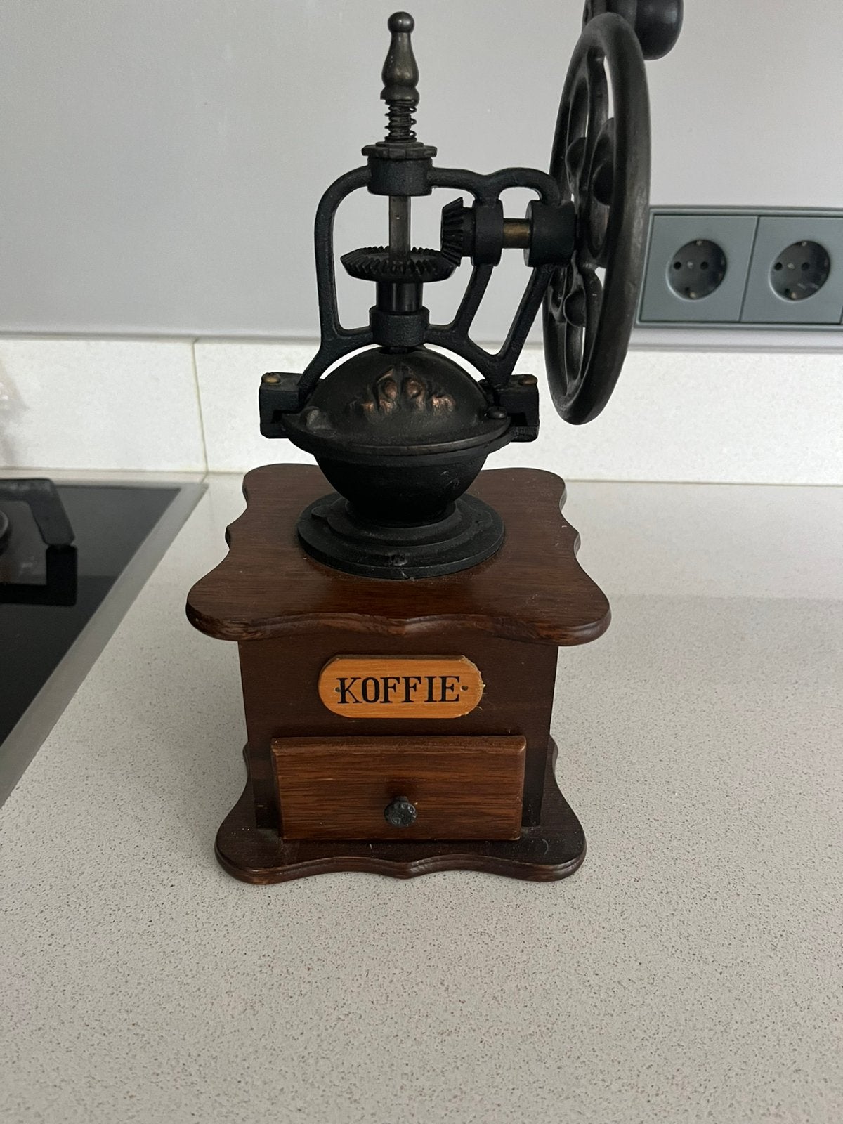 Vintage handkoffiemolen, Ophalen