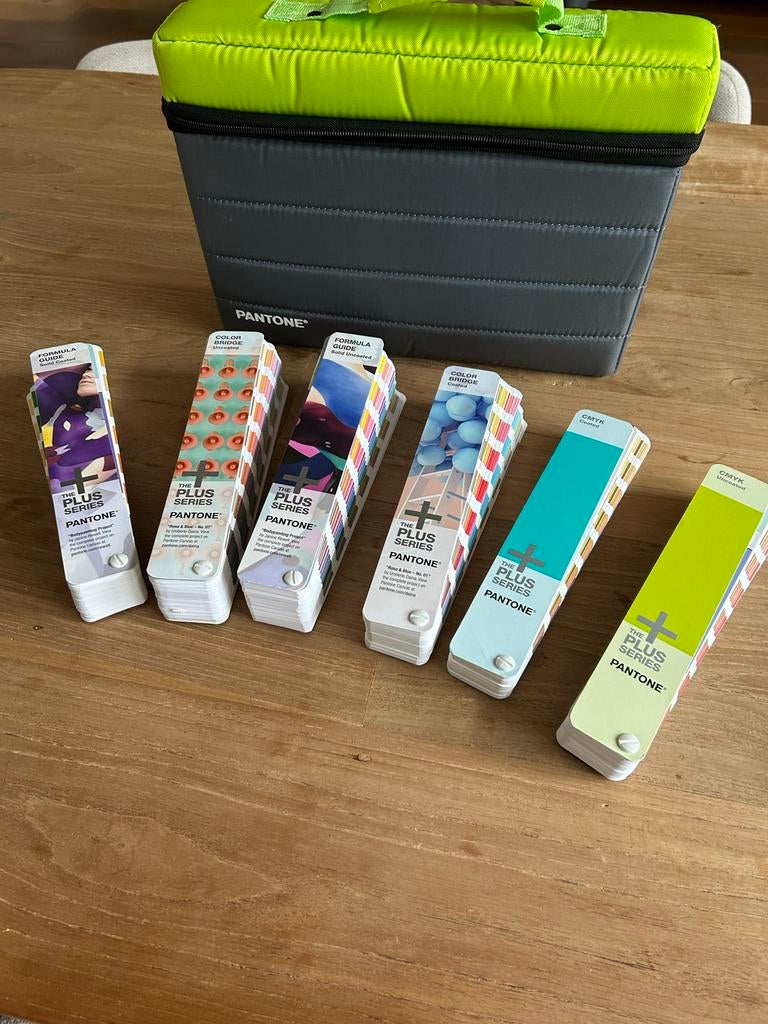 Pantone Plus Series Waaiers Set met Draagtas, Verzenden, Nieuw