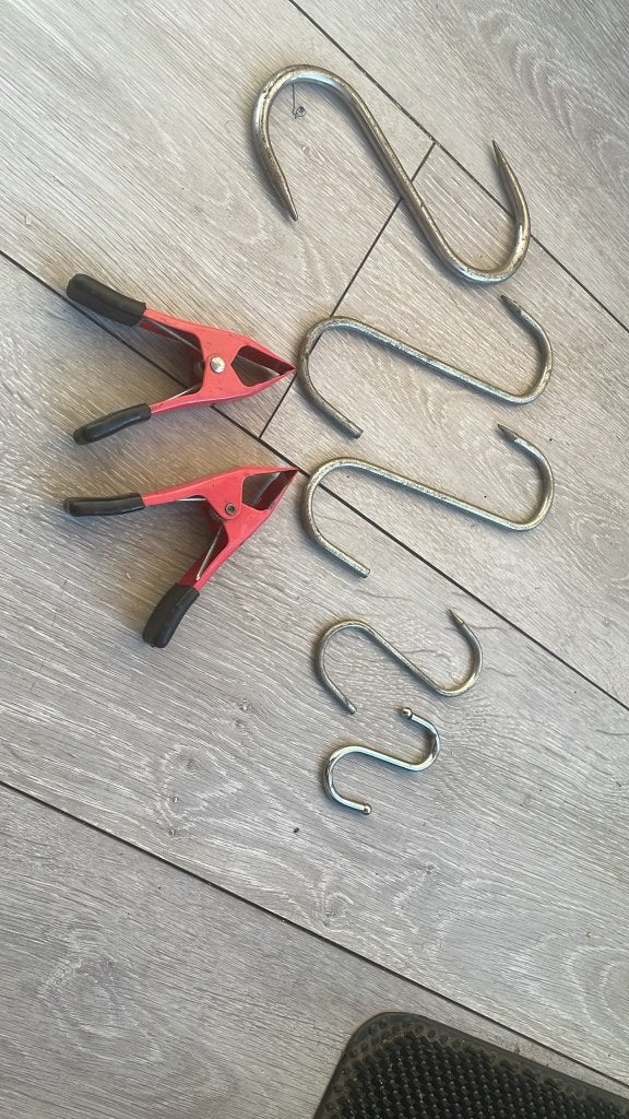 Partij metalen S-haken (vleeshaken) en sterke veerklemmen, Ophalen of Verzenden, Gebruikt
