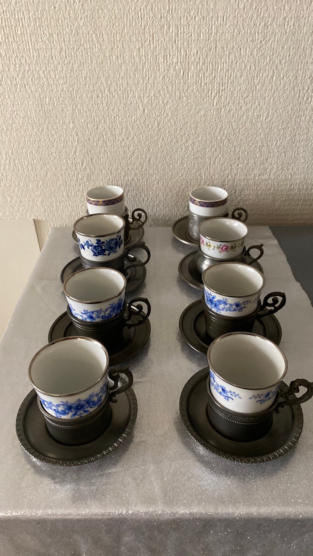 8 antieke porseleinen kopjes met tinnen, Ophalen of Verzenden