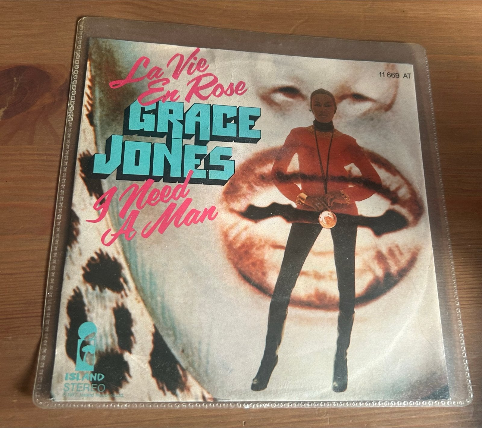 Grace Jones - La Vie En Rose / I Need A Man (7 inch vinyl), Cd's en Dvd's, Vinyl Singles, Gebruikt, 7 inch, Pop, EP
