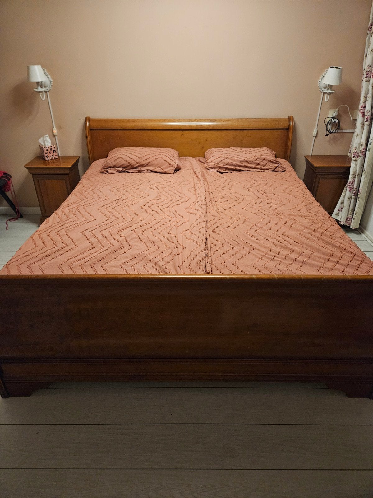 Antiek houten bed met nachtkastjes, Ophalen