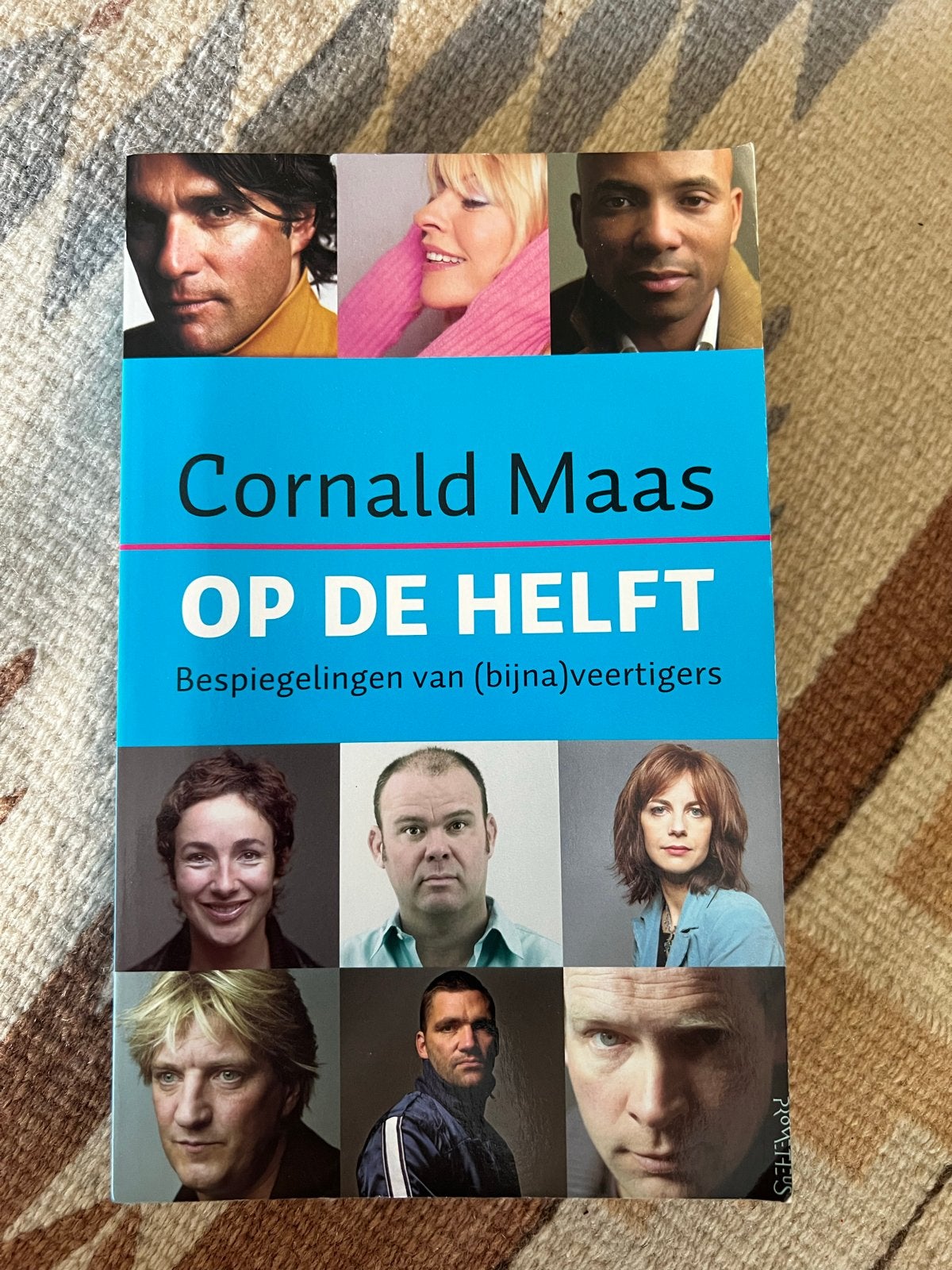 Op De Helft - Cornald Maas (2006)  “bekende veertigers”…., Ophalen of Verzenden, Gelezen, Nederland