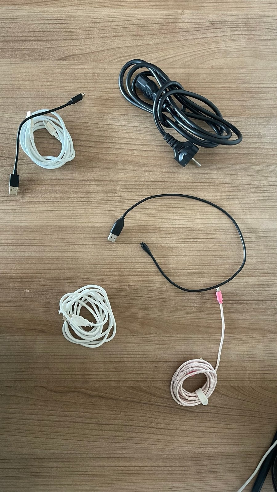 Diverse kabels: USB, stroom en meer