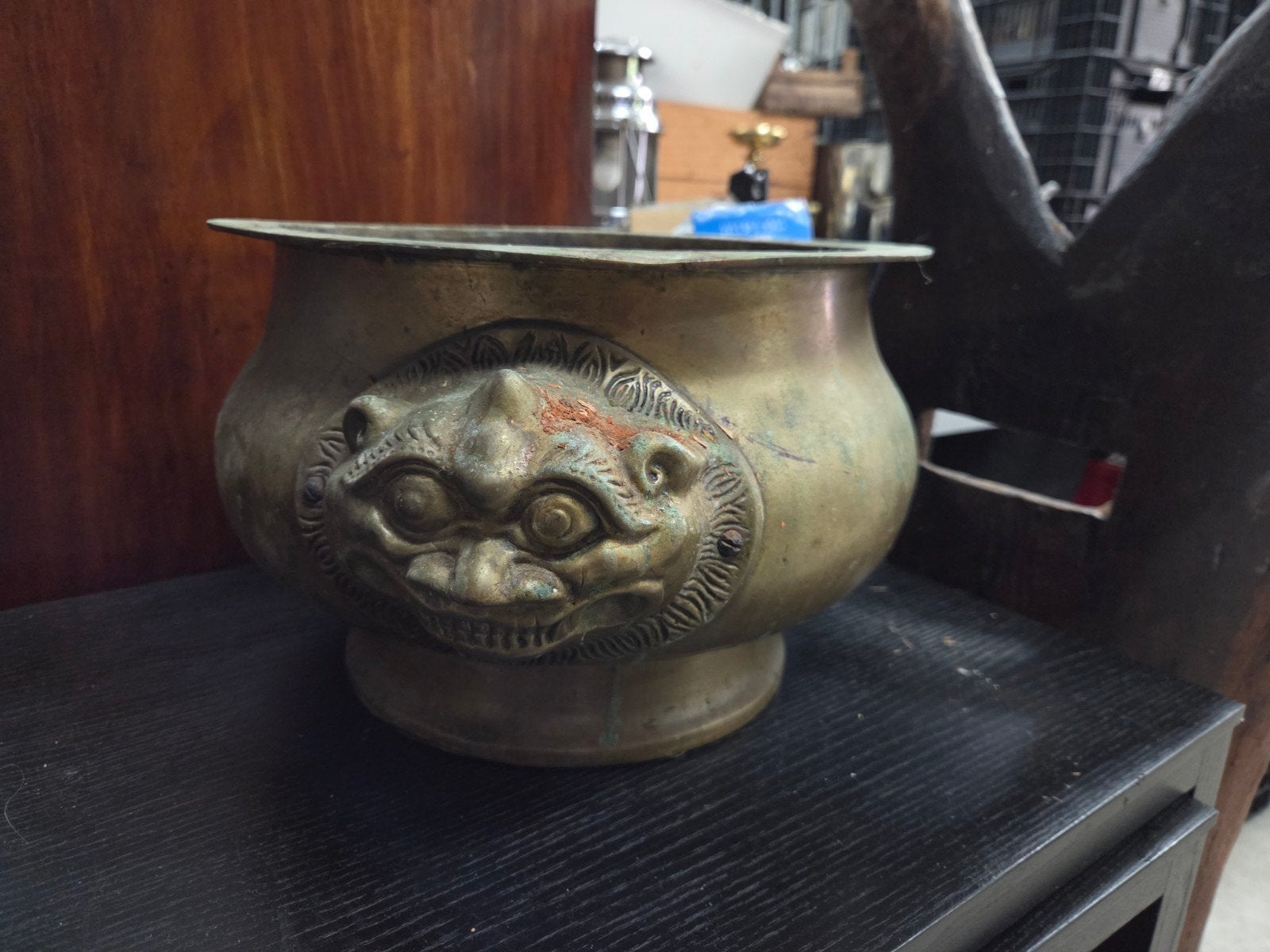 Antieke pot met leeuwenkoppen, Ophalen of Verzenden, Brons