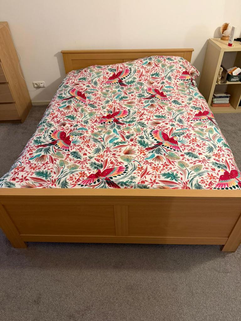 GRATIS 2 bedden en bureau in goede staat GRATIS, Ophalen, Gebruikt, Tweepersoons