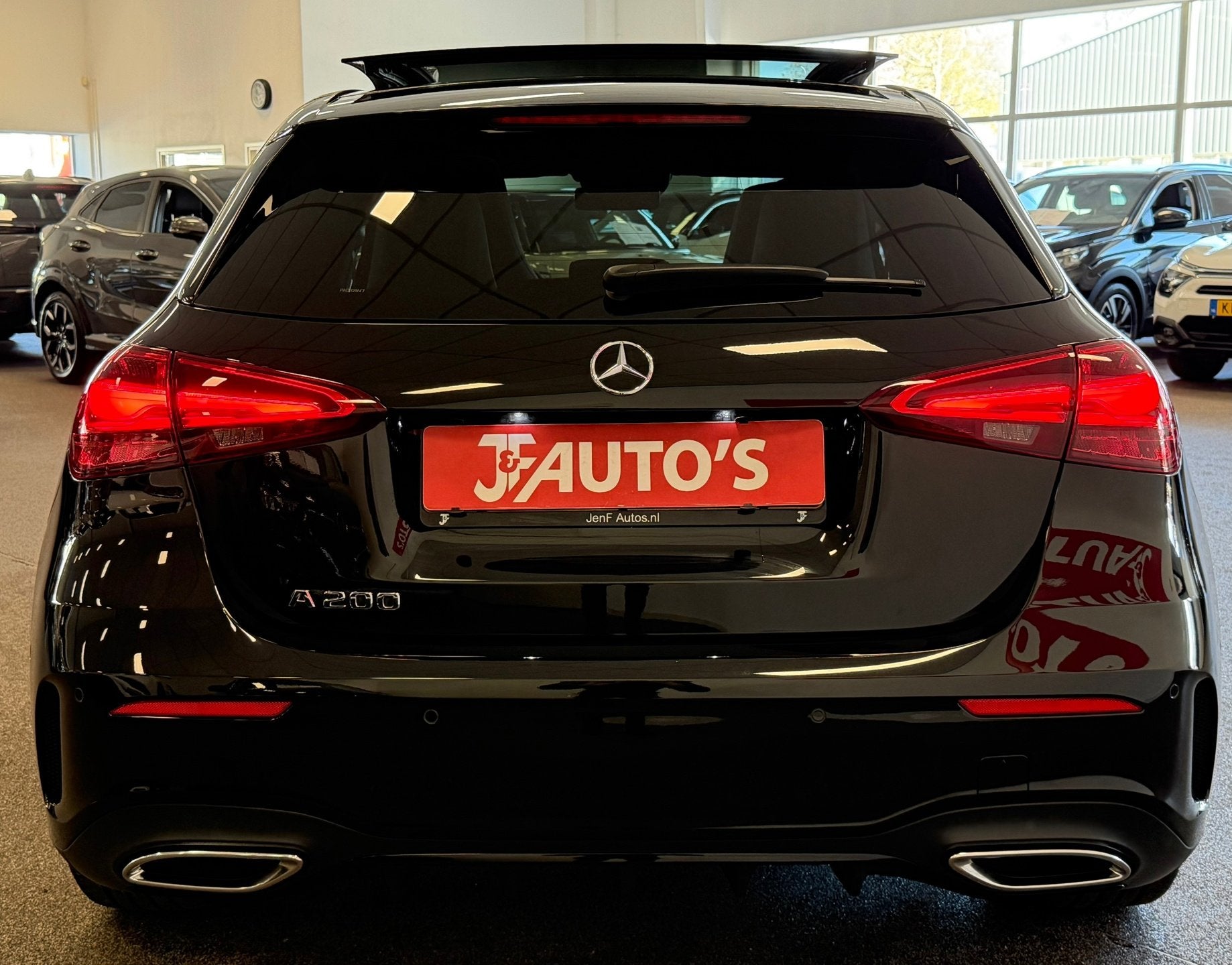 Mercedes-Benz A-klasse 200 AMG LINE|NAVIGATIE|CAMERA|PANODAK, Gebruikt, 4 cilinders, Met garantie (alle), Bedrijf