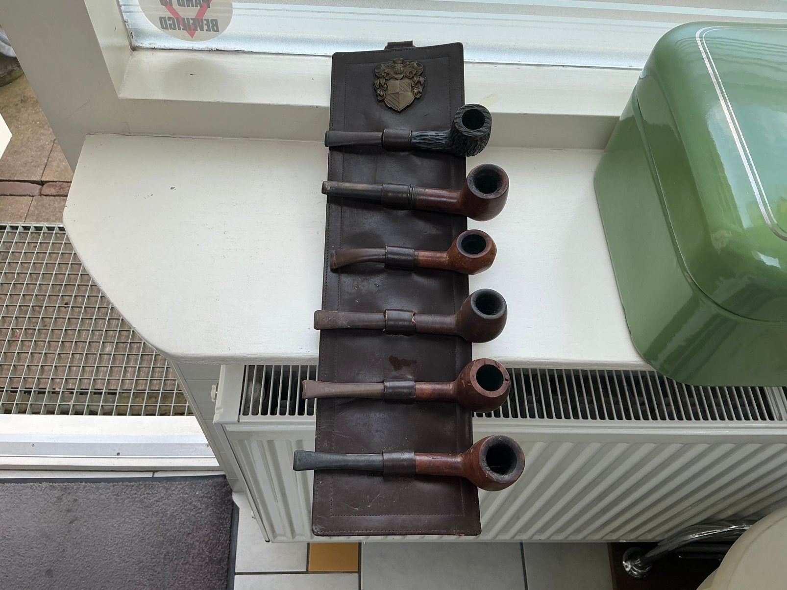 Oude tabaks pijpen in leren houder., Verzamelen, Ophalen of Verzenden