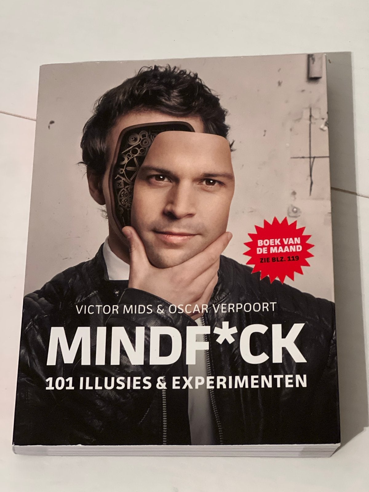 Mindf*ck: 101 Illusies & Experimenten - Victor Mids & Oscar, Boeken, Ophalen of Verzenden, Zo goed als nieuw, Nederland