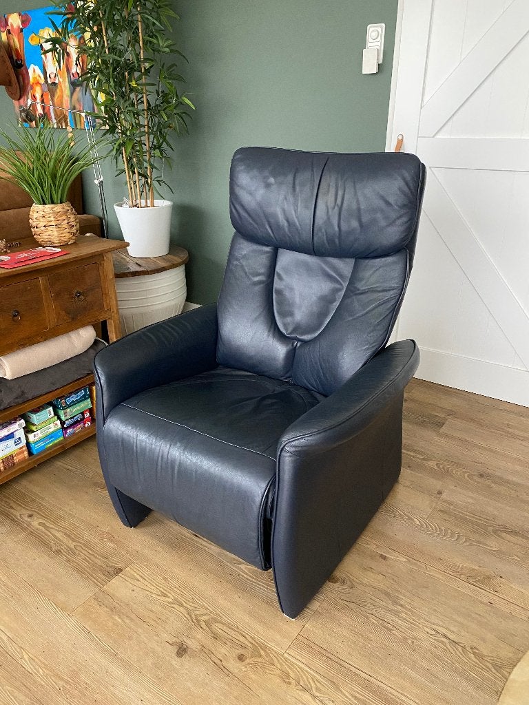 Comfortabele leren relaxfauteuil - Donkerblauw, Ophalen, Modern, Comfortabel, Zo goed als nieuw, 75 tot 100 cm