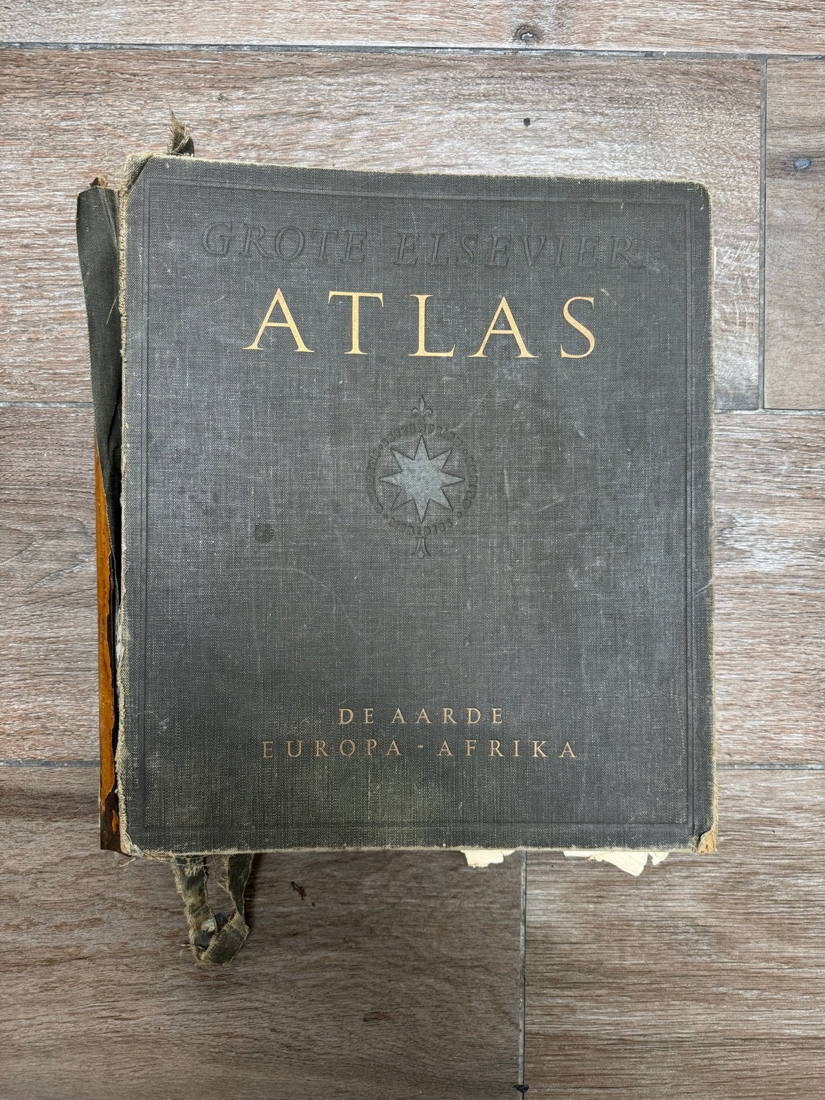 Grote Elsevier Atlas - De Aarde, Europa, Afrika (Deel 1), Boeken, Gelezen, Overige atlassen, Ophalen of Verzenden, 1800 tot 2000