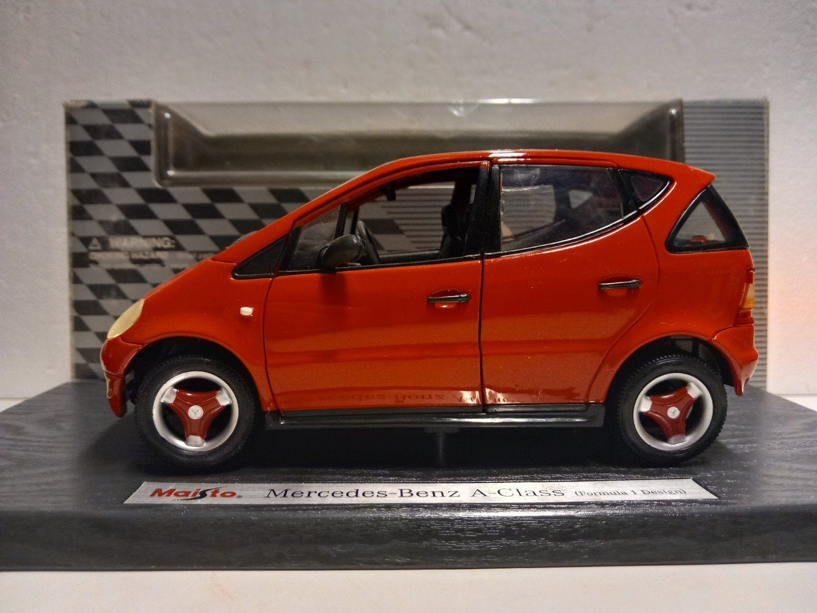 Mercedes Benz A klasse rood of blauw Maisto 1:18 KRD, Hobby en Vrije tijd, Modelauto's | 1:18, Ophalen of Verzenden, Zo goed als nieuw