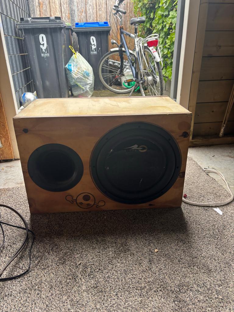 Subwoofer met versterker en de bijhorende kabels, Audio, Tv en Foto, Versterkers en Receivers, Ophalen of Verzenden, Gebruikt