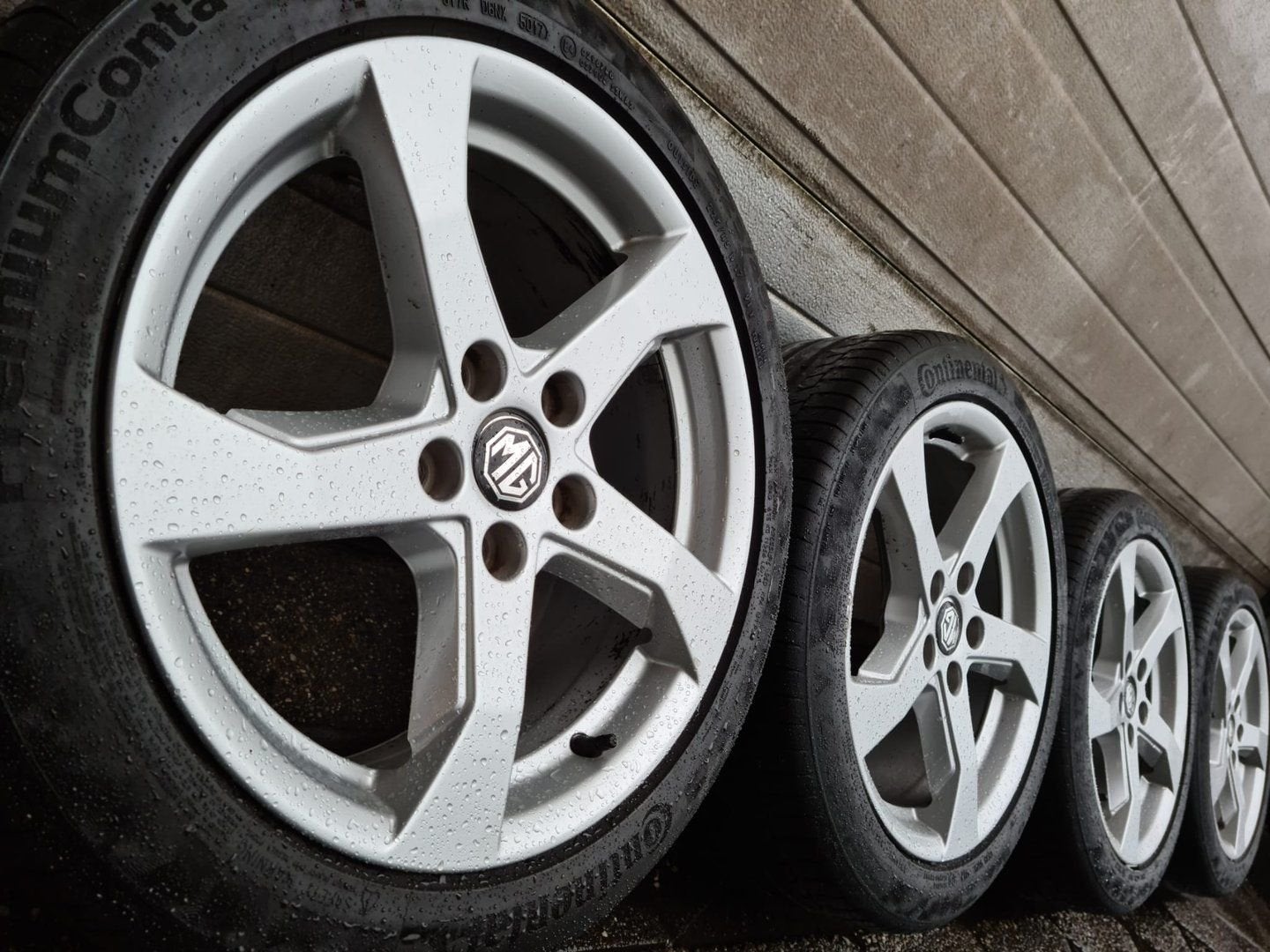 Mooie set 17 inch MG Zs EV 5 velgen Continental zomerbanden, Gebruikt, -, -, Banden en Velgen