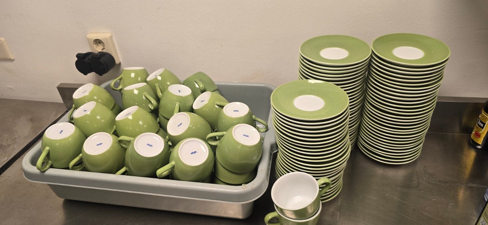 66 groene kopjes en 85 schotels, Ophalen