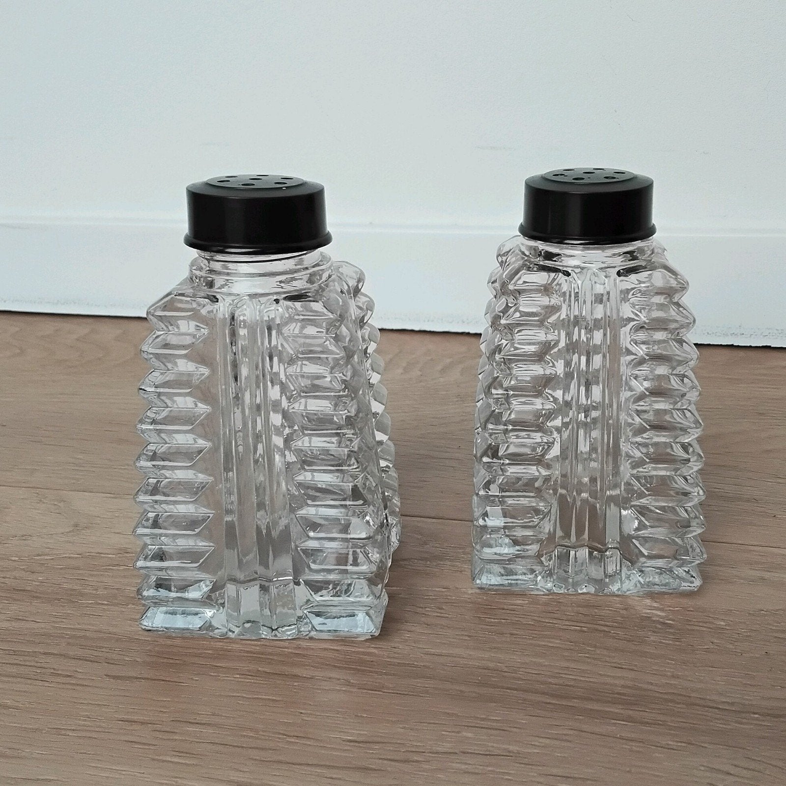 Vintage peper/zout vaatjes, glas met bakeliet, jaren 40-60, Glas of Glazen, Ophalen of Verzenden, Overige stijlen, Glas