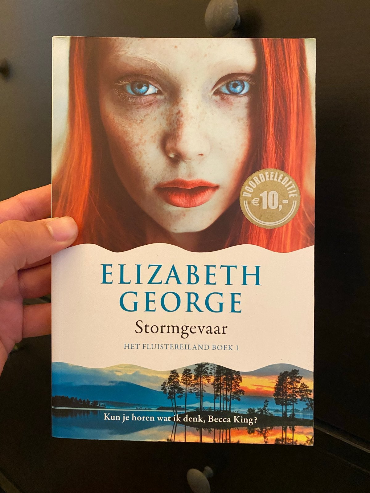 Stormgevaar - Elizabeth George (Het Fluistereiland Boek 1), Ophalen of Verzenden, Zo goed als nieuw, Nederland