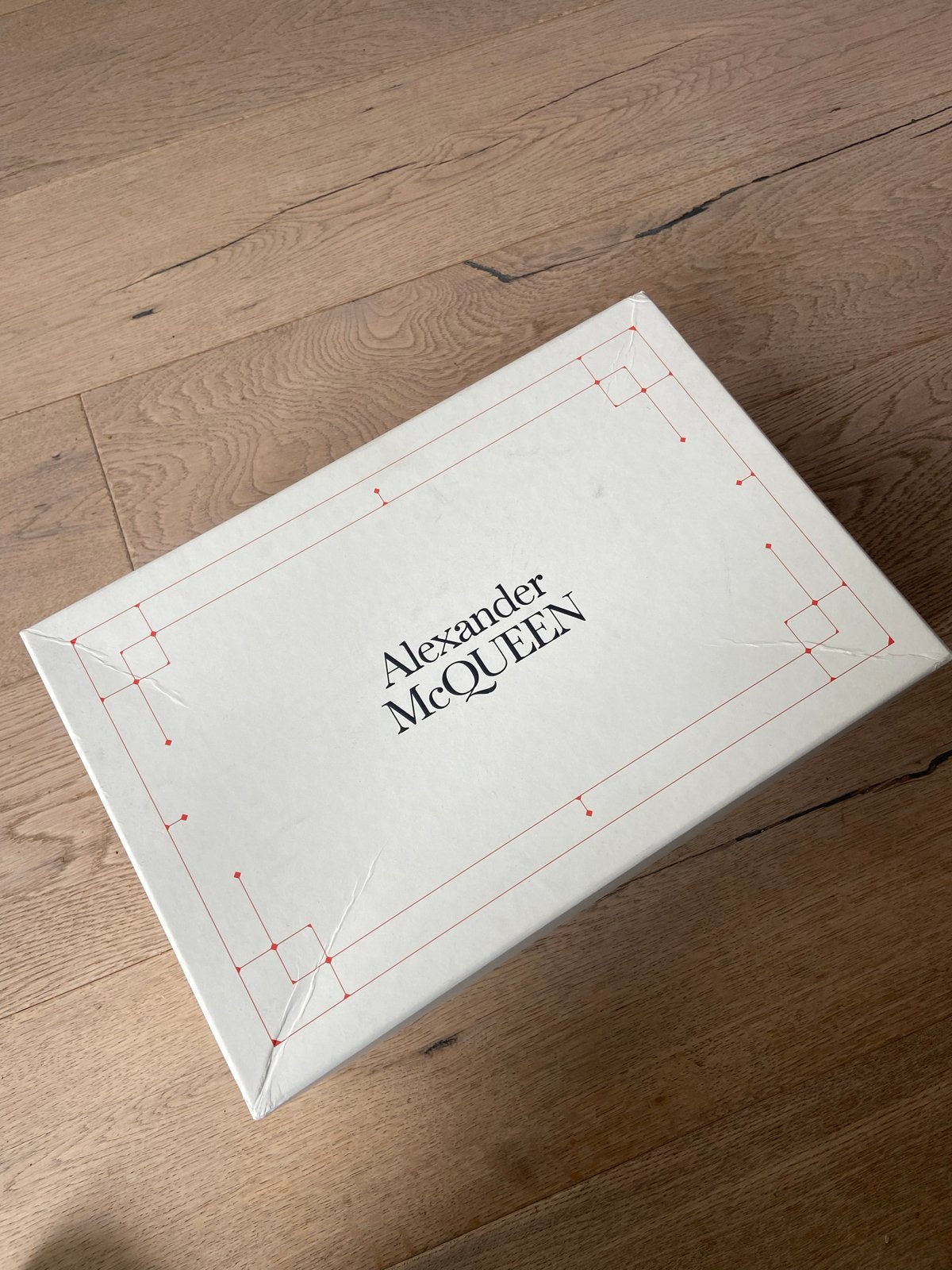 Alexander McQueen Sneakers - Wit met Rood, Ophalen of Verzenden, Zo goed als nieuw, Wit, Sneakers of Gympen