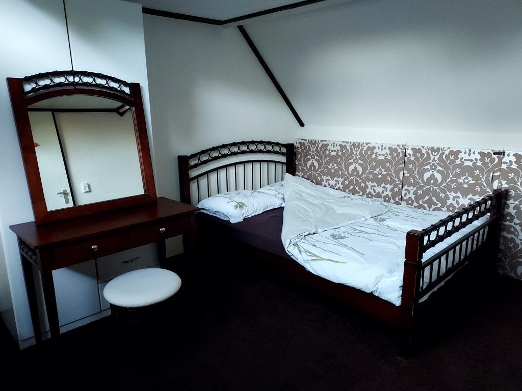 2 persoonsbed + Kaptafel met spiegel en krukje, Huis en Inrichting, Ophalen, Gebruikt, Bruin, Tweepersoons