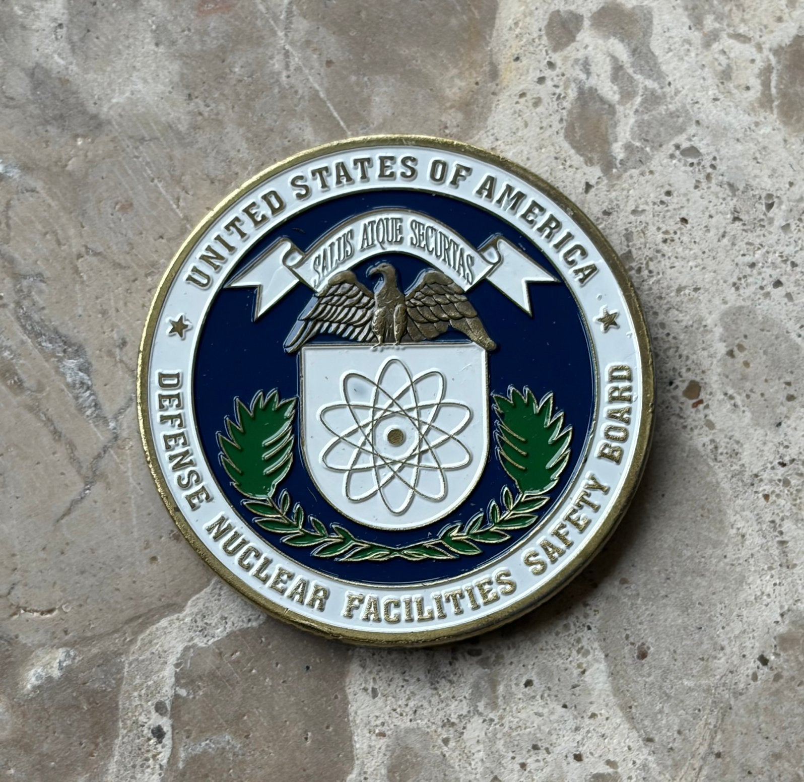 United States defense nuclear facilities safety board coin, Ophalen of Verzenden, Landmacht, Nederland, Embleem of Badge