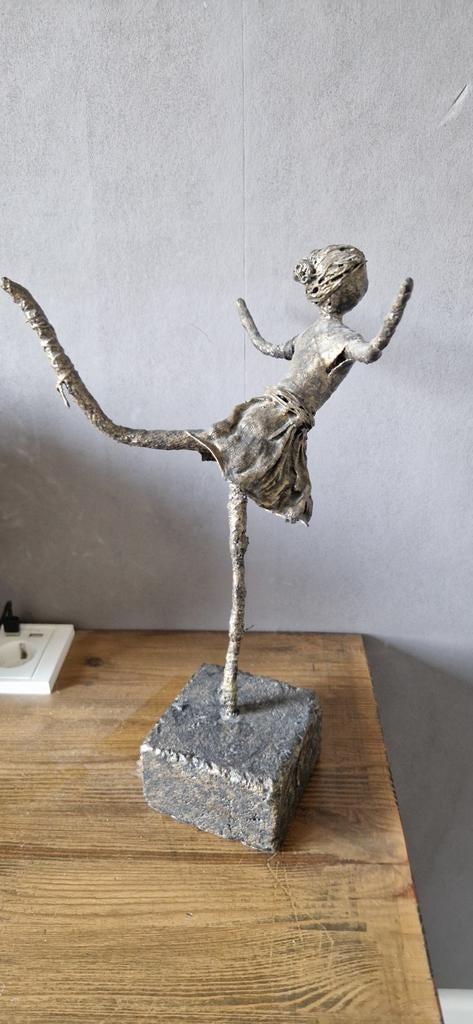 Paverpol sculptuur van een ballerina, Ophalen of Verzenden, 20 - 50 cm, Overige materialen, Beeld