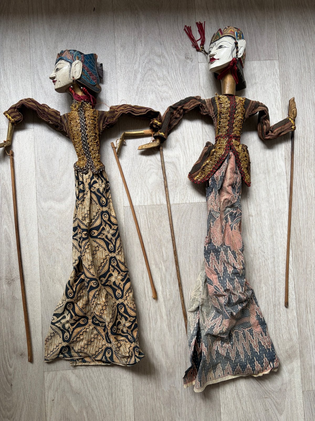Set van 2 Wayang Golek poppen uit Indonesië, Antiek en Kunst, Hout, Handgemaakt, Ophalen of Verzenden, Indonesië