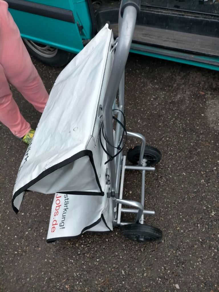 Te koop robuust kranten trolley, Ophalen