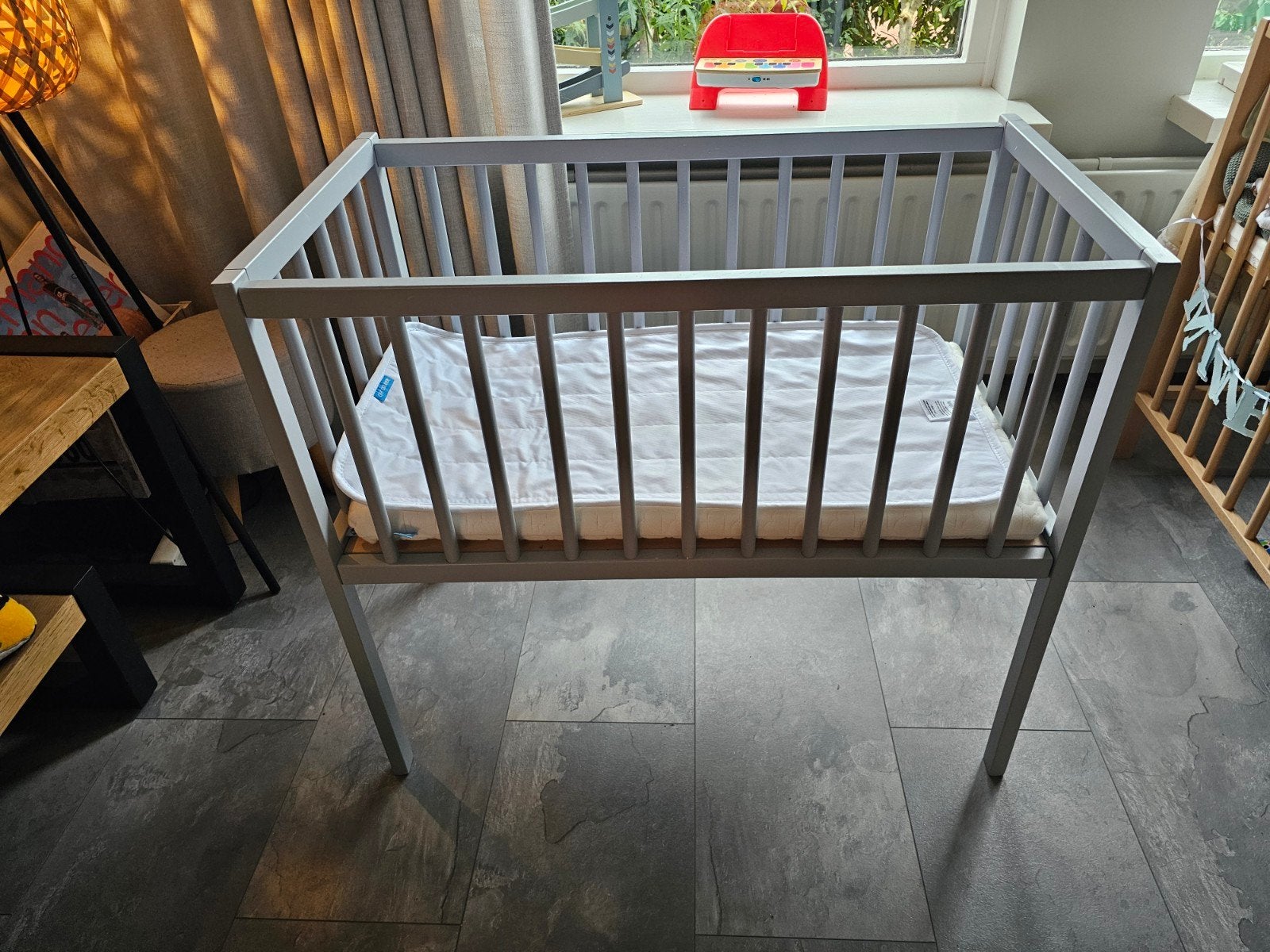 Grijs ledikant met Aerosleep matras prénatal 80x40, Kinderen en Baby's, Babywiegjes en Ledikanten, Zo goed als nieuw, Ledikant