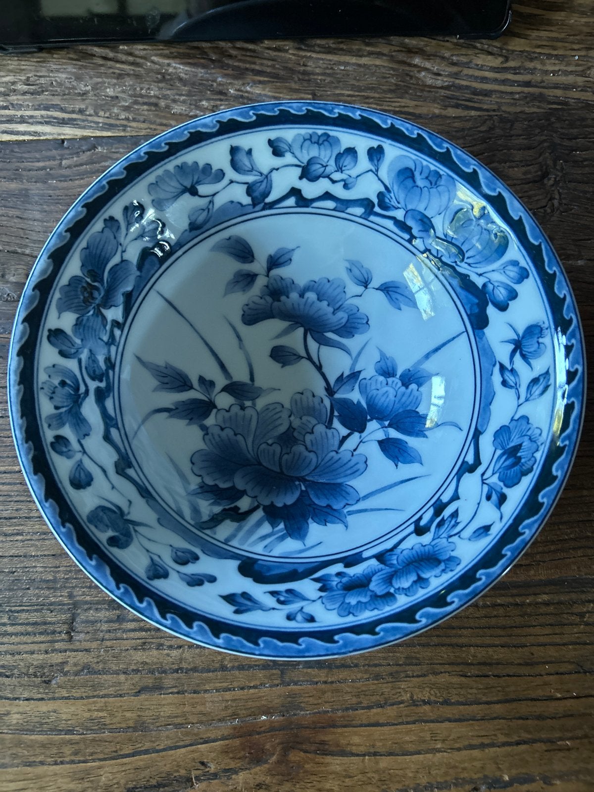 Antieke Chinese kom met blauw-wit bloemmotief, Ophalen of Verzenden