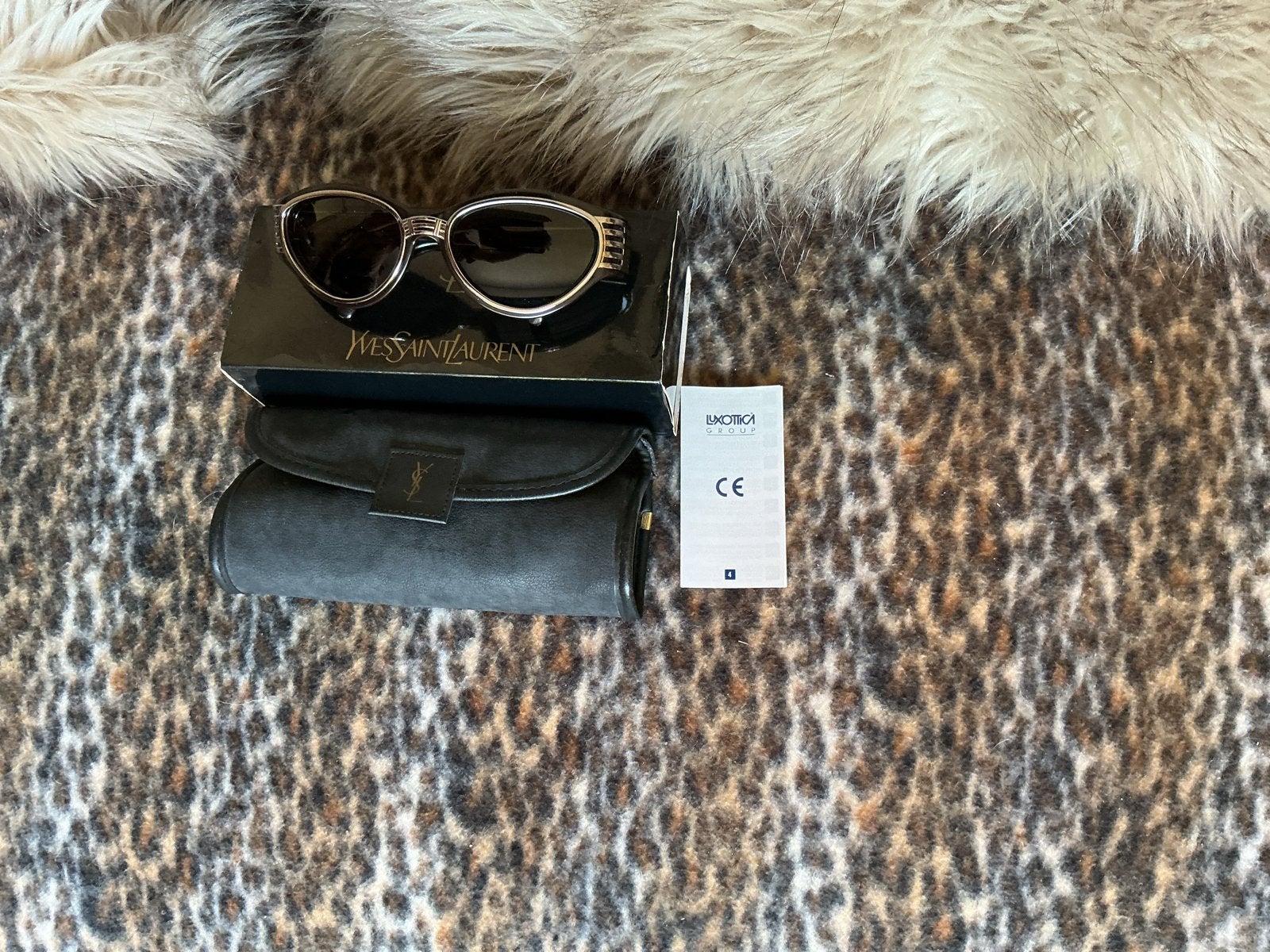 Vintage Yves Saint Laurent zonnebril met etui, Sieraden, Tassen en Uiterlijk, Overige merken, Zonnebril, Zwart, Ophalen of Verzenden