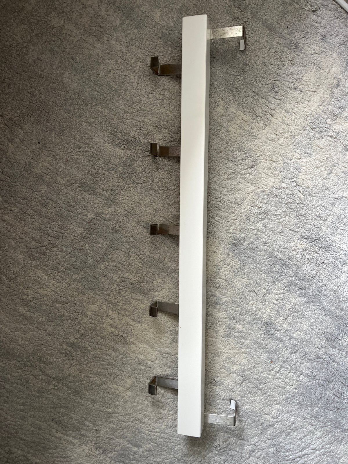 Witte wandkapstok met 6 haken IKEA TJUSIG, Huis en Inrichting, Woonaccessoires | Kapstokken, Gebruikt, Minder dan 100 cm, Hout