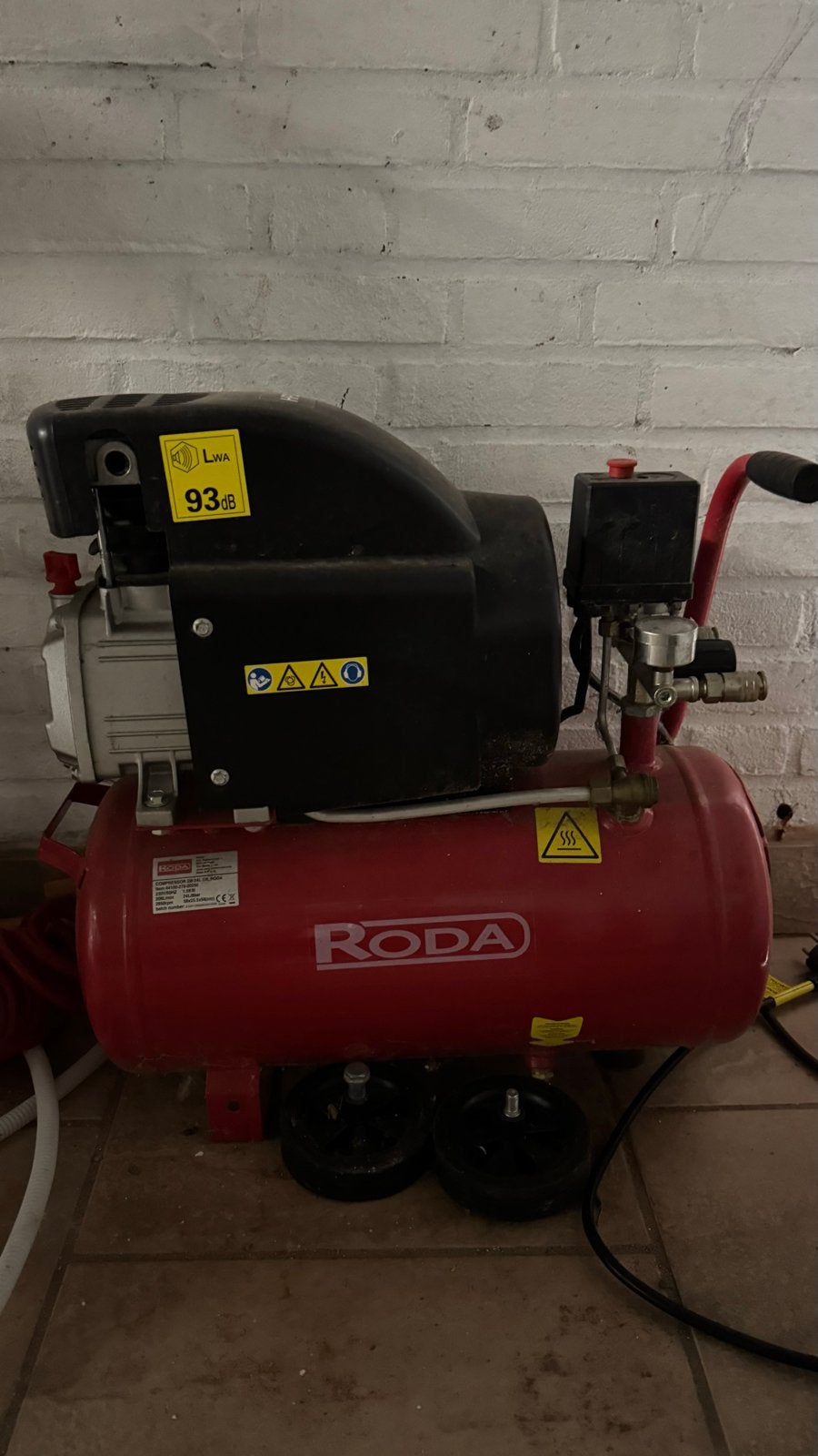 Roda Compressor 24L 2PK - Krachtige en compacte compressor, Doe-het-zelf en Verbouw, Compressors, Ophalen, Gebruikt, 6 tot 10 bar