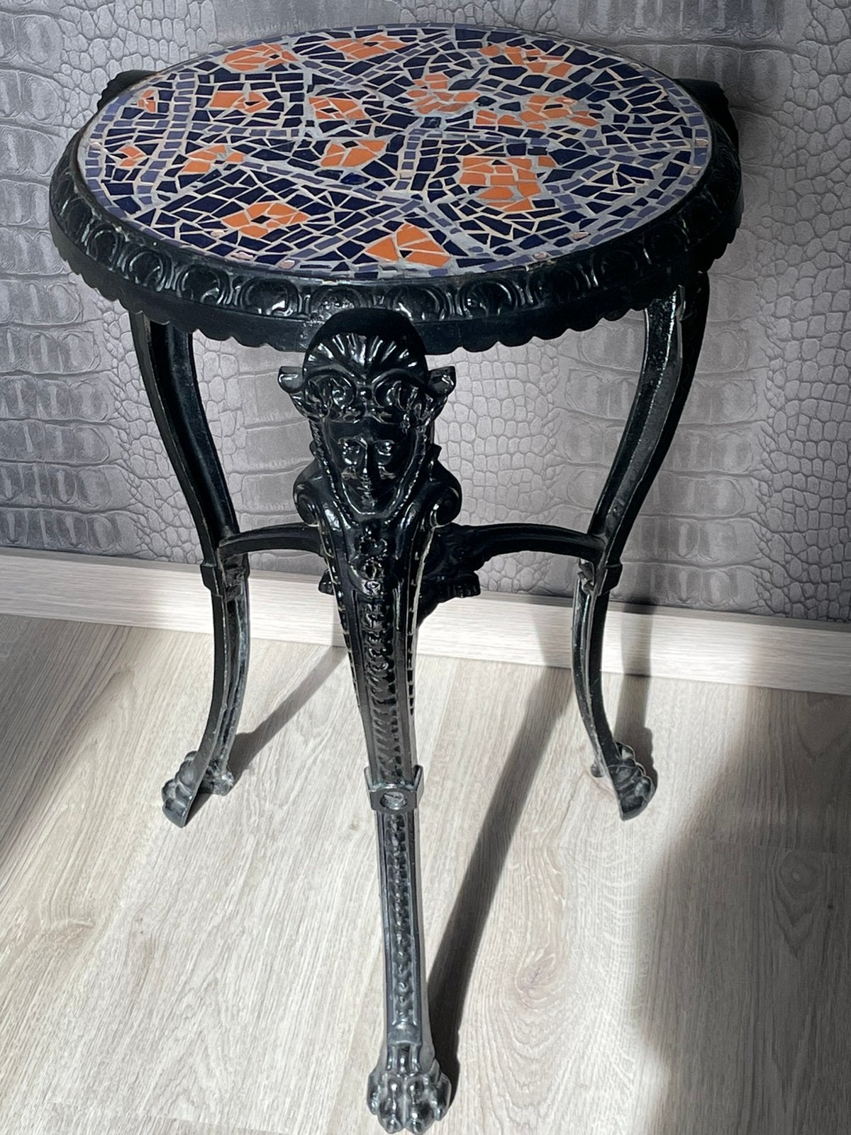 Drie poot tafel massief met Mozaïek, Ophalen