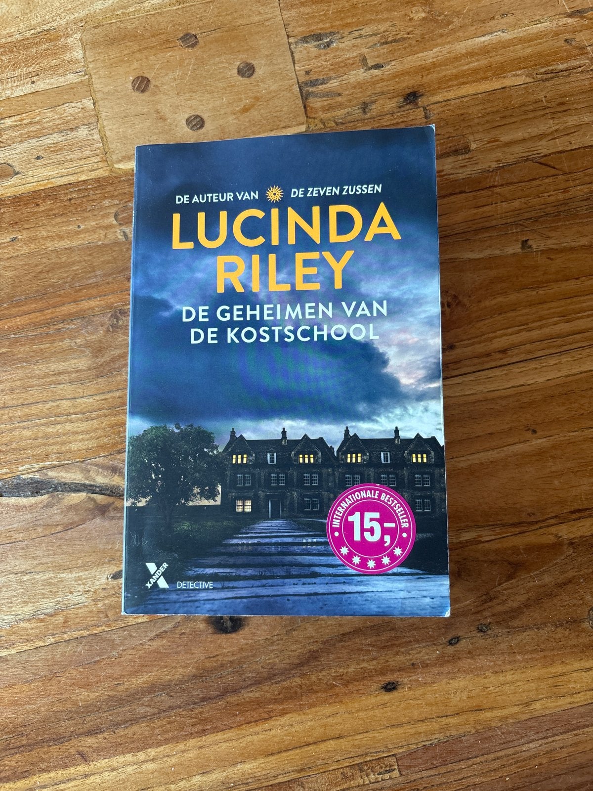 Lucinda Riley - De geheimen van de kostschool, Lucinda Riley, Ophalen of Verzenden, Zo goed als nieuw