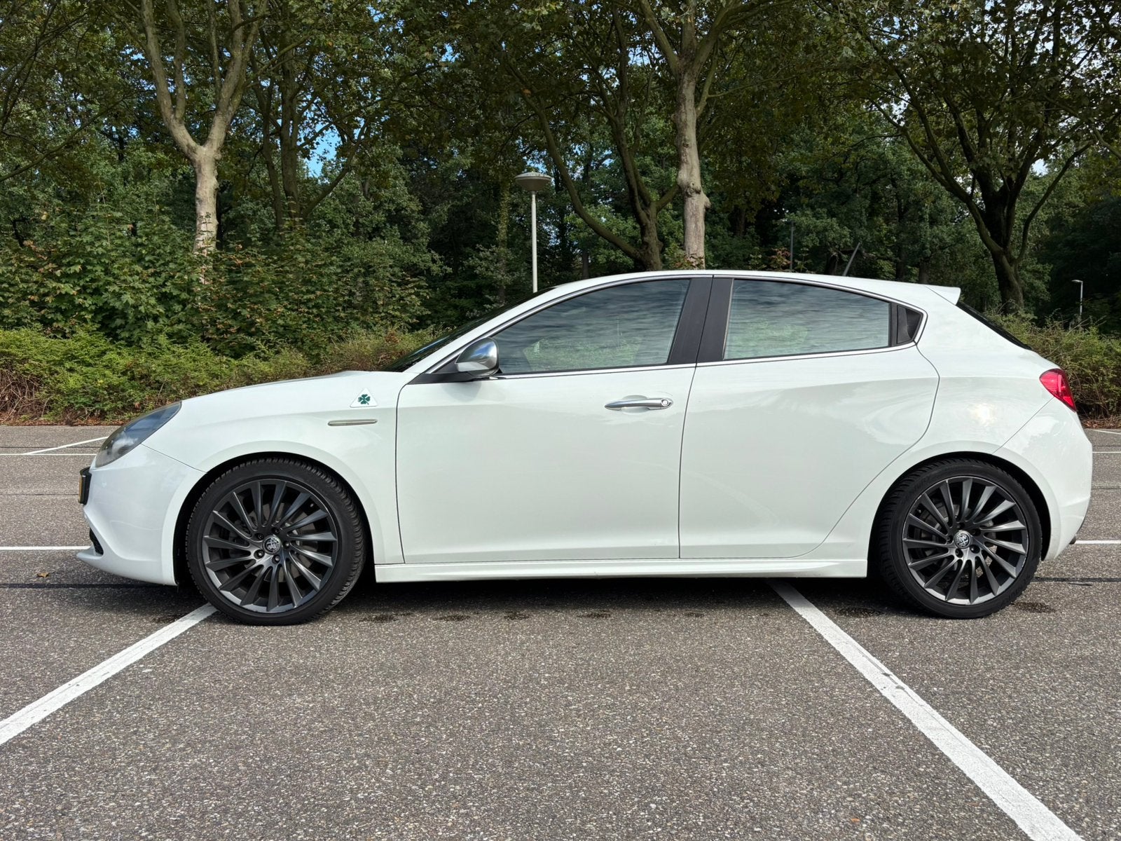 Alfa Romeo Giulietta 1.4 Turbo MA- 2010 Distinctive QV, Voorwielaandrijving, Zwart, 4 cilinders, Wit