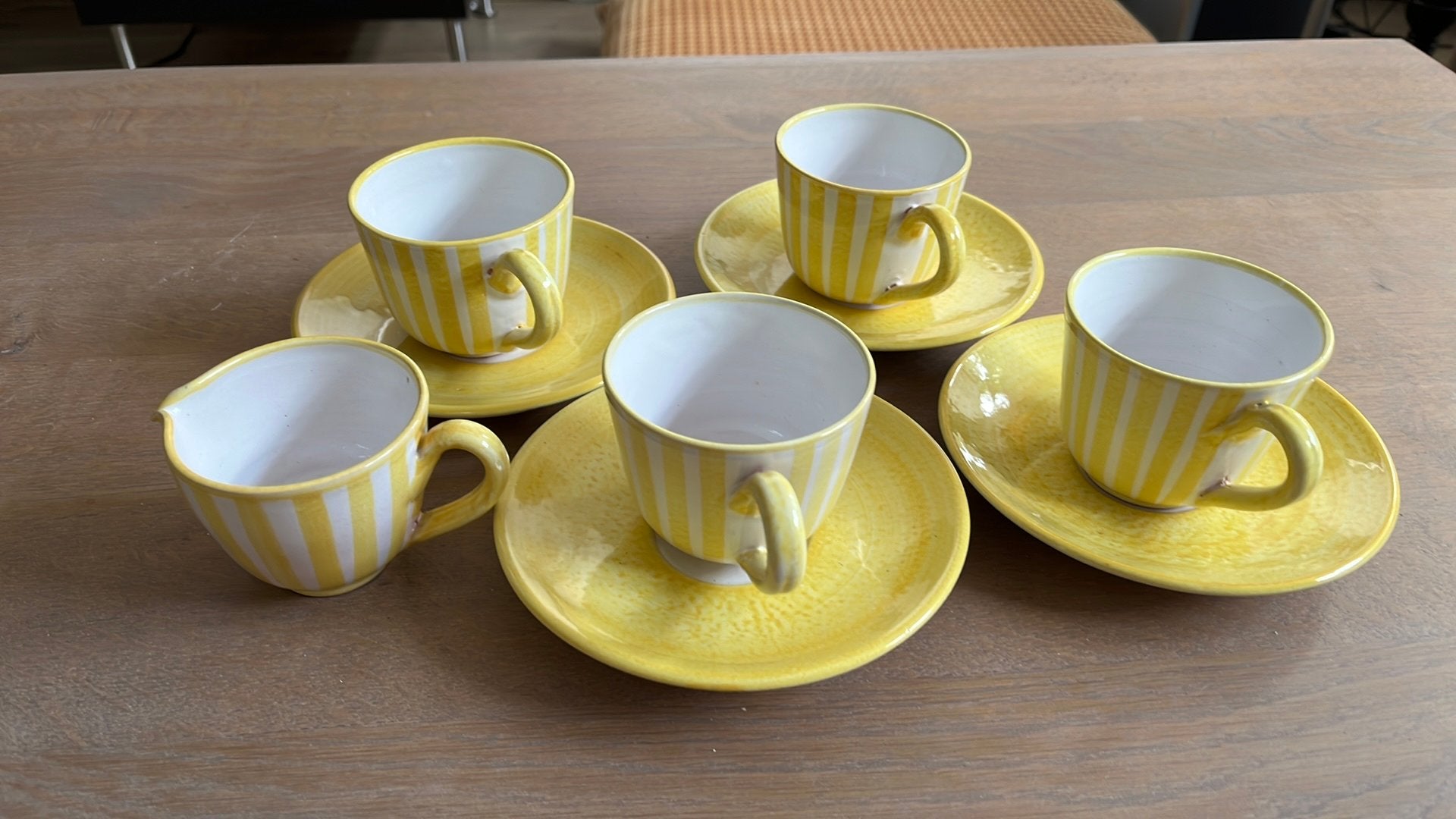 Set van 4 theekopjes met schotel en melkkan, Steen, Overige merken, Ophalen of Verzenden, Zo goed als nieuw