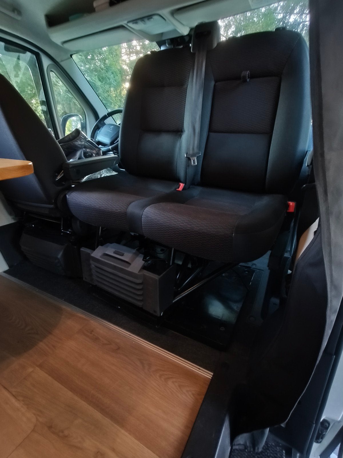 Ducato/Boxer/Jumper tweepersoons bank met TUV draaiplateau, Ophalen, Zo goed als nieuw