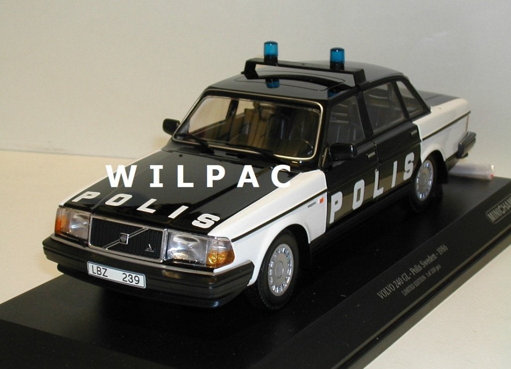 Volvo 240 GL 1:18. Zweedse politie. Polis zw-wit Minichamps., Ophalen of Verzenden, Nieuw, Auto, MiniChamps