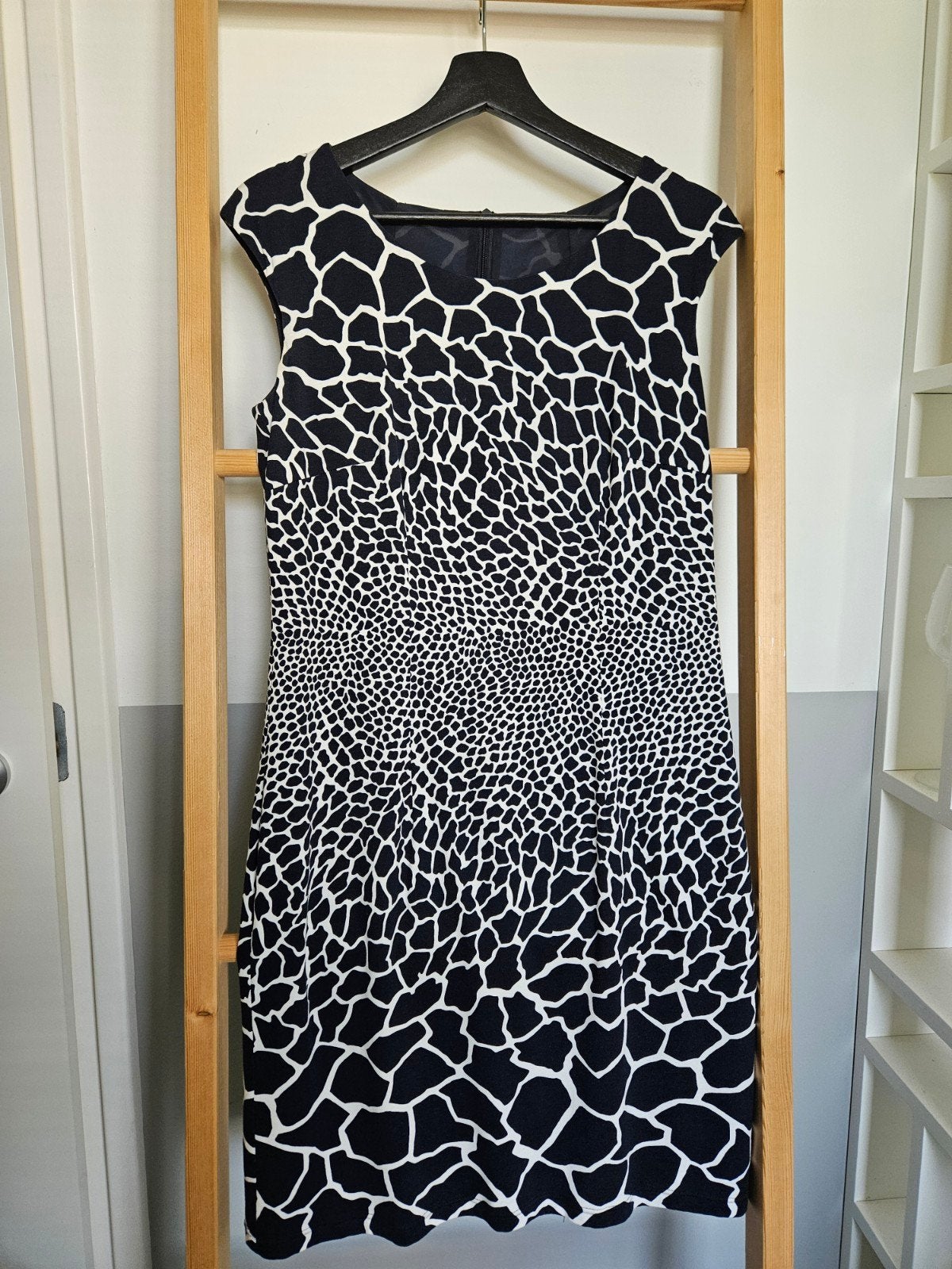 Stijlvolle jurk met giraffe print - Maat M, Maat 38/40 (M), Blauw, Ophalen of Verzenden, Zo goed als nieuw