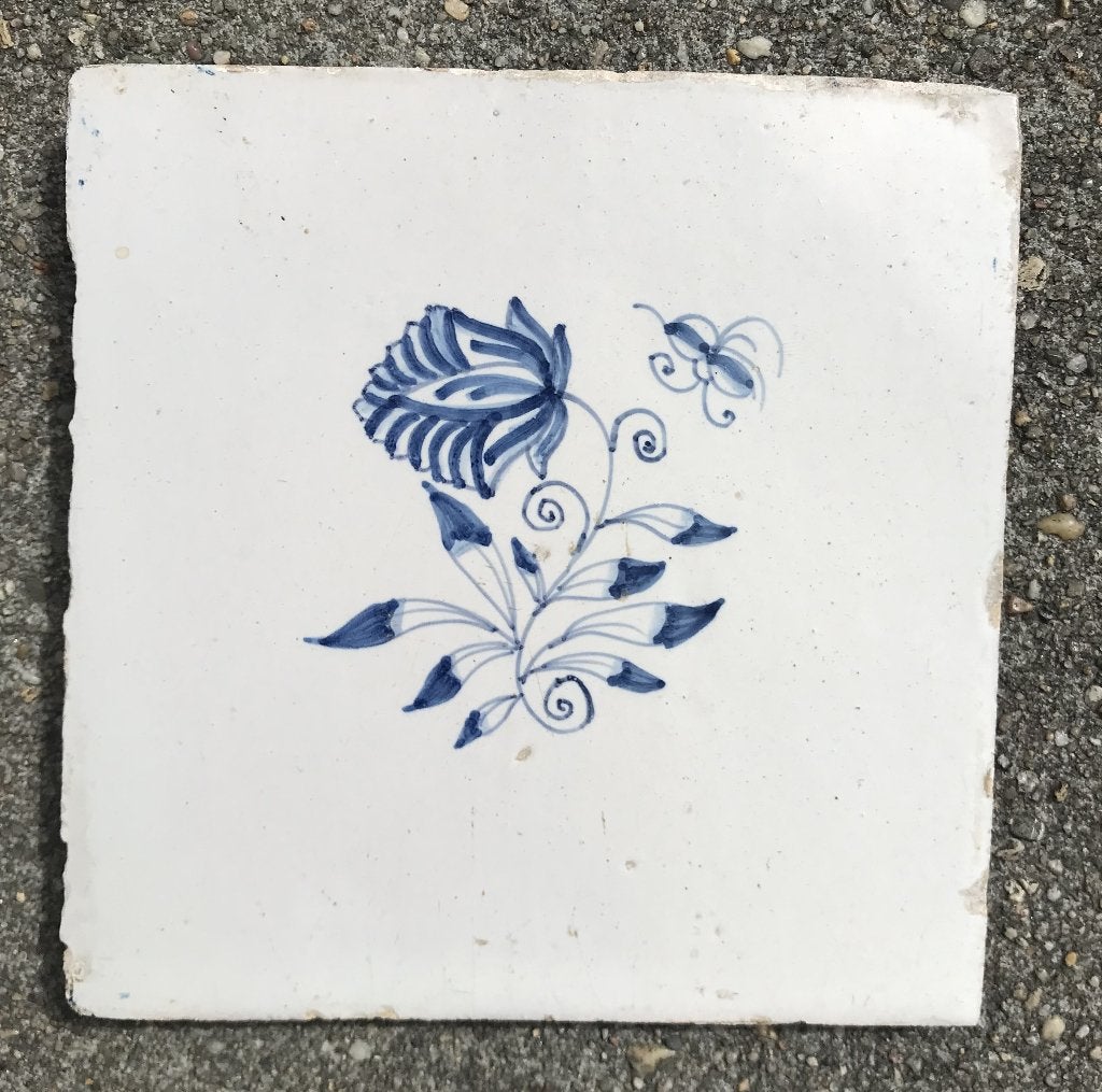 bodemvondst tegel met bloem en insect Makkum, Verzenden